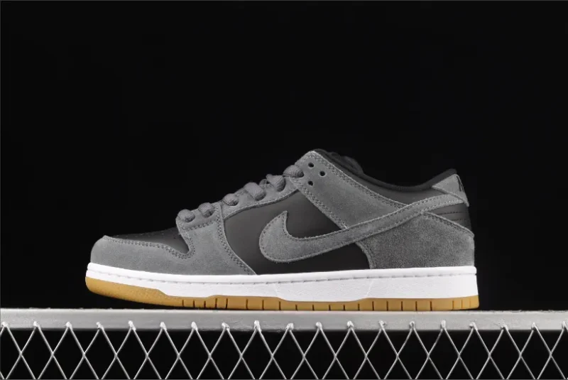 Nike SB Dunk Low Gris Oscuro Negro Chicle