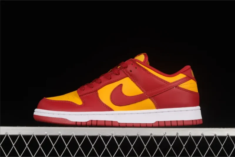 Nike Dunk Low en dorado