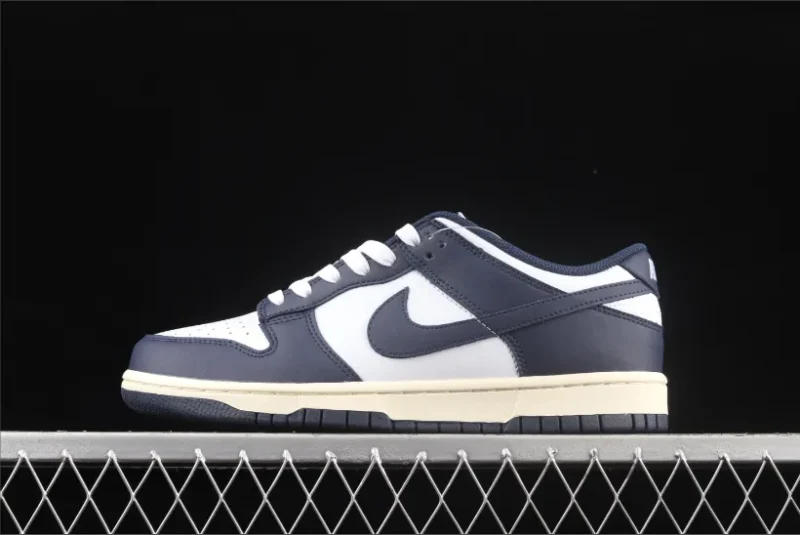 Nike Dunk Low Vintage en azul marino (de mujer)