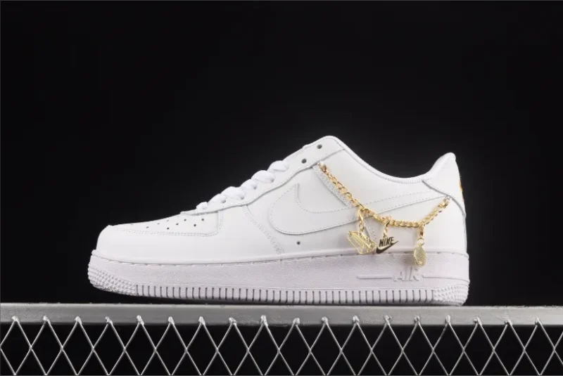 Nike Air Force 1 Low LX en blanco con colgante
