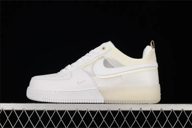 Nike Air Force 1 React en blanco leche coco