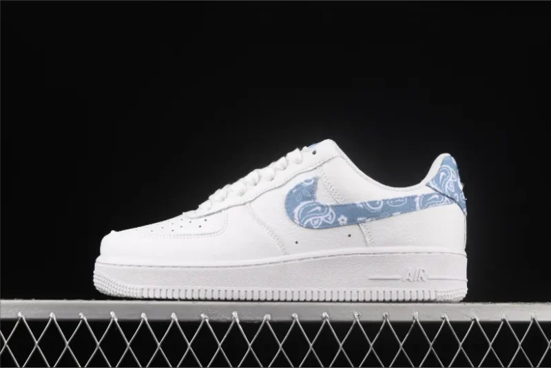 Nike Air Force 1 Low '07 Essential en blanco y azul con estampado Paisley