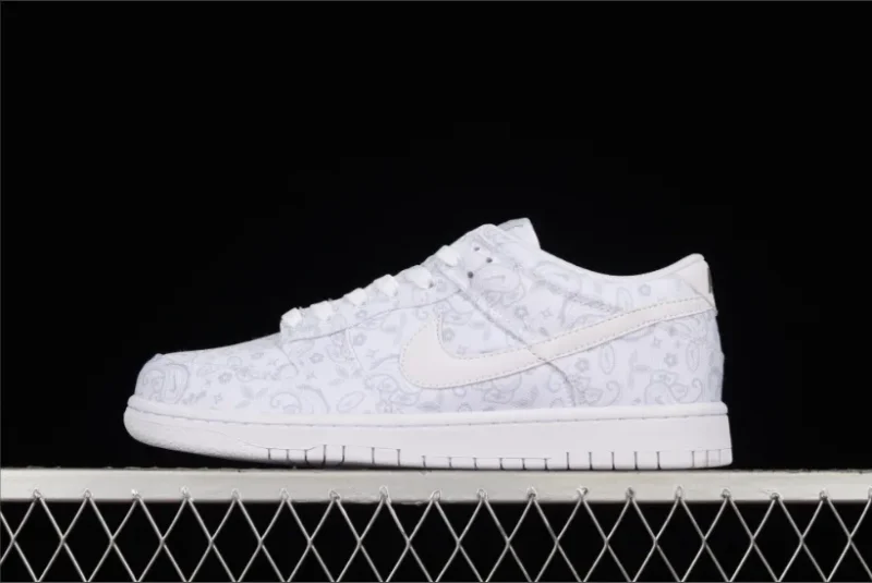 Nike Dunk Low en blanco con estampado Paisley