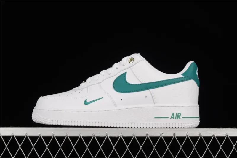 Nike Air Force 1 Low '07 LV8 40th Anniversary en marrón claro verdoso y verde malaquita