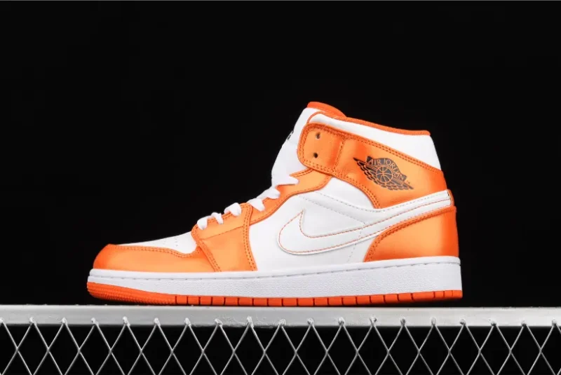 Jordan 1 Mid en anaranjado metalizado