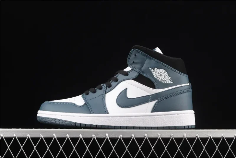 Jordan 1 Mid en azul marino