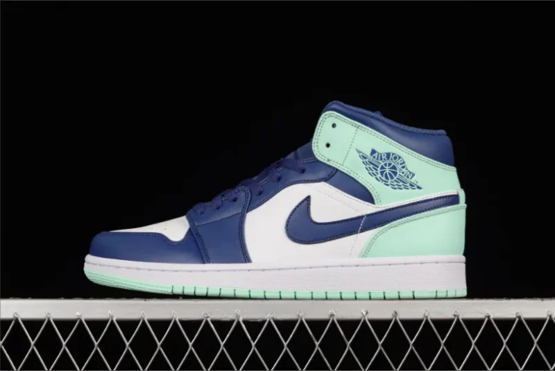 Jordan 1 Mid en azul marino, menta y blanco