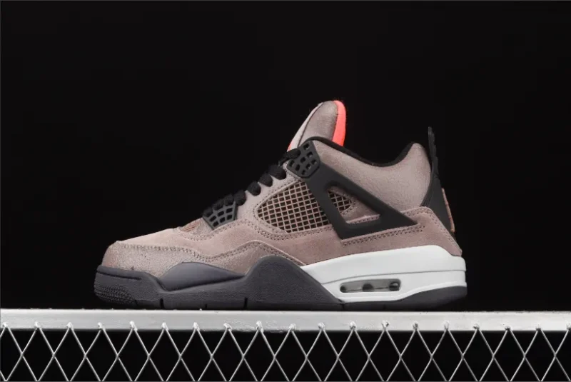 Jordan 4 Retro en marrón topo y gris niebla