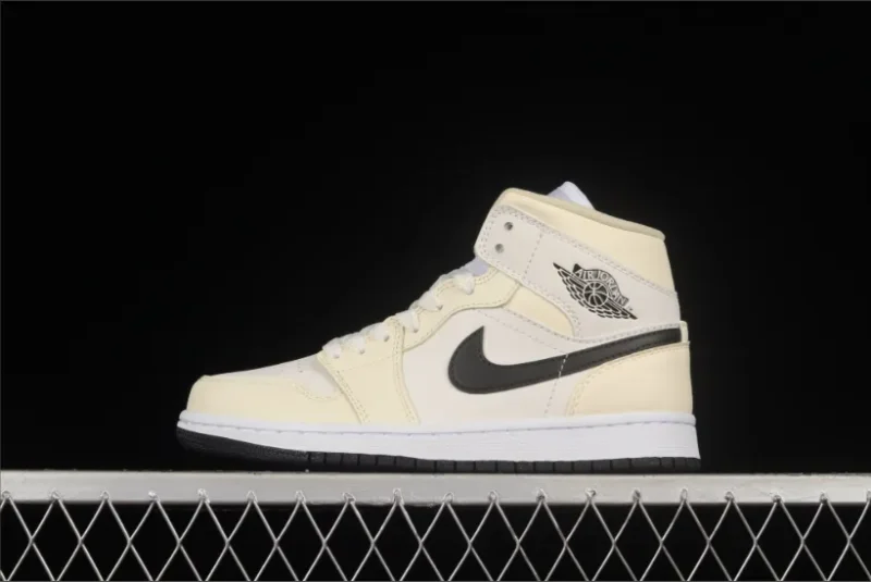 Jordan 1 Mid en blanco leche coco
