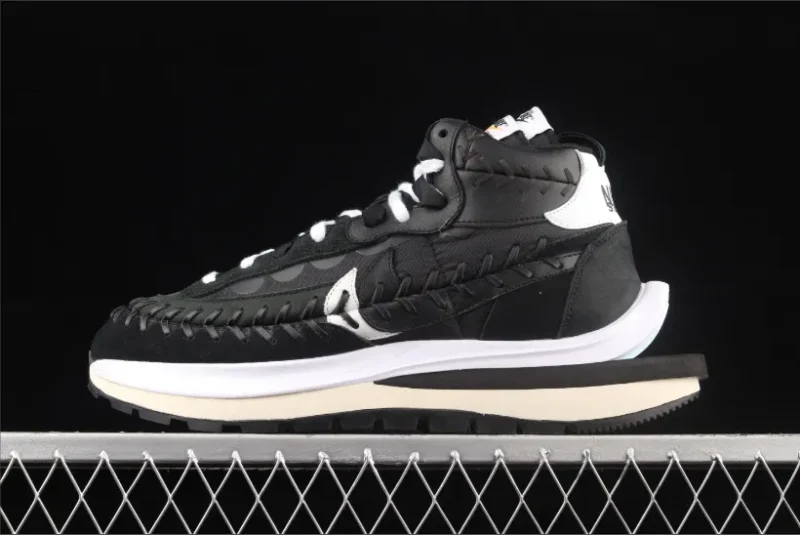 Nike Vaporwaffle sacai Jean Paul Gaultier en negro y blanco