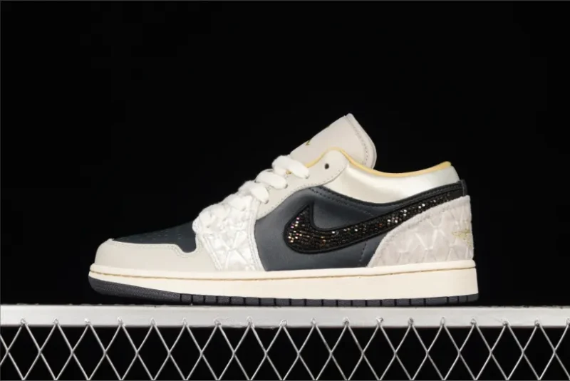 Jordan 1 Low con Swoosh adornado