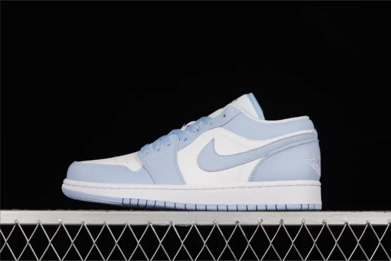 Jordan 1 Low en blanco y azul hielo