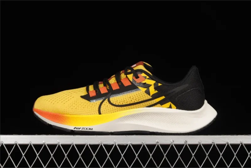 Nike Air Zoom Pegasus 38 Universidad Dorado Negro