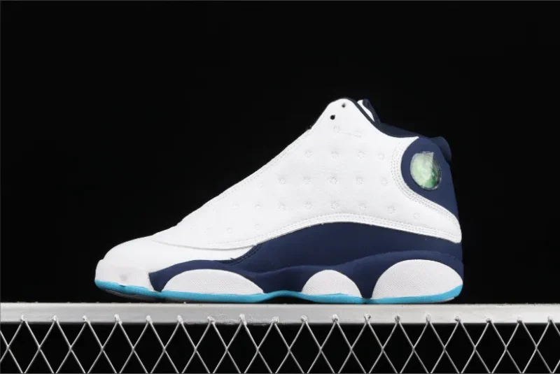 Jordan 13 Retro en negro obsidiana, powder, azul celeste y blanco