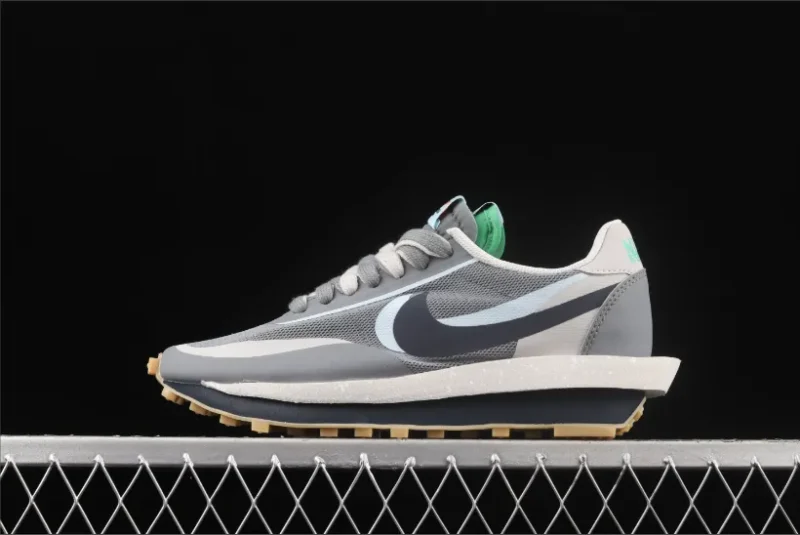 Nike LD Waffle sacai CLOT Kiss of Death 2 en gris hielo