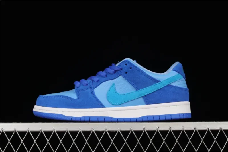 Nike SB Dunk Low en azul y frambuesa