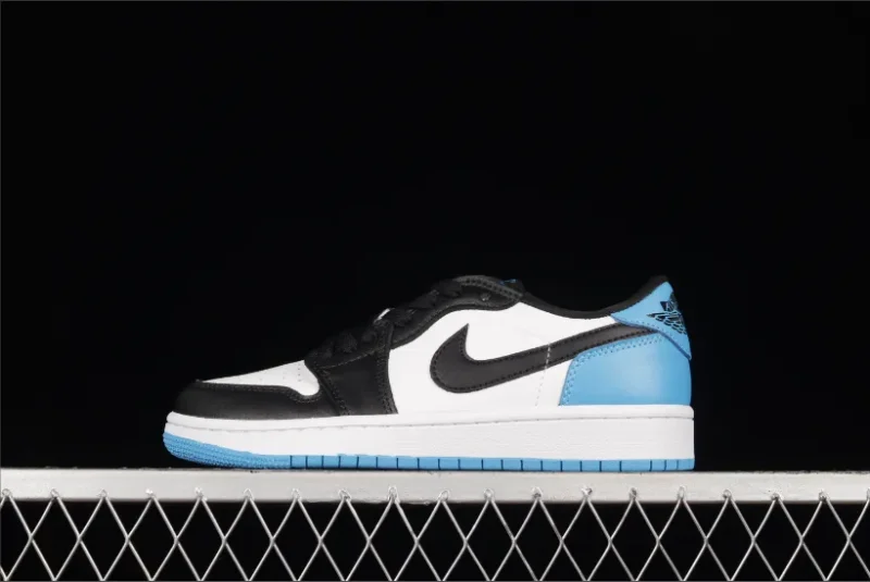 Jordan 1 Retro Low OG en negro y azul celeste