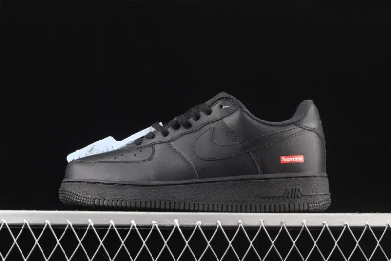 Nike Air Force 1 Low Supreme en negro