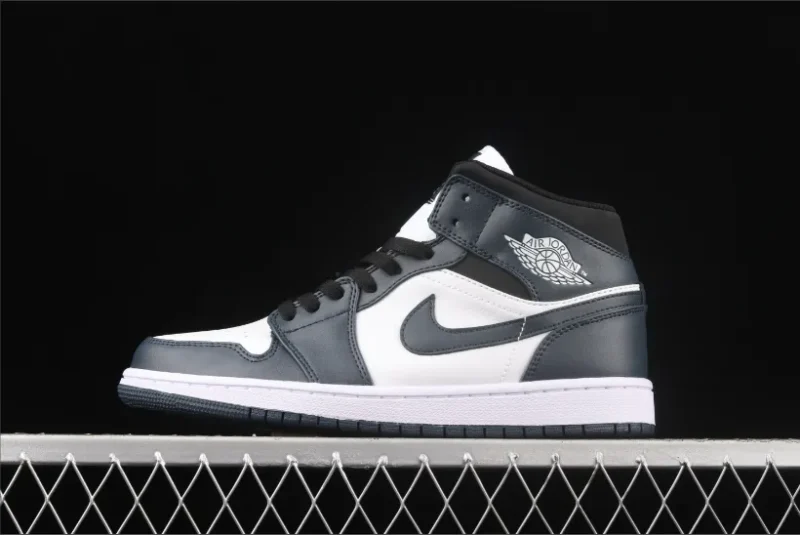 Jordan 1 Mid en azul marino