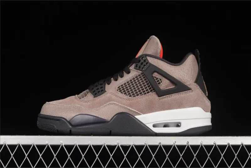 Jordan 4 Retro en marrón topo y gris niebla