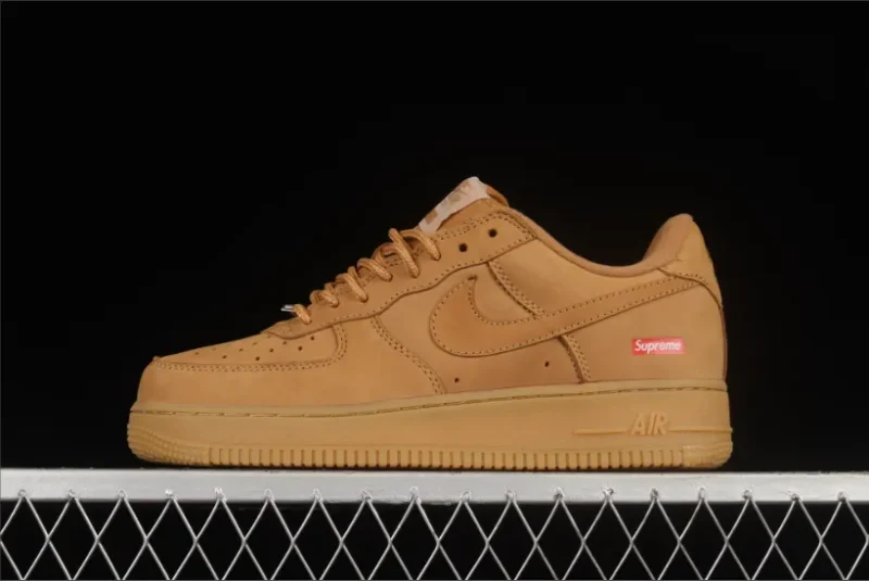 Nike Air Force 1 Low SP Supreme en amarillo trigo