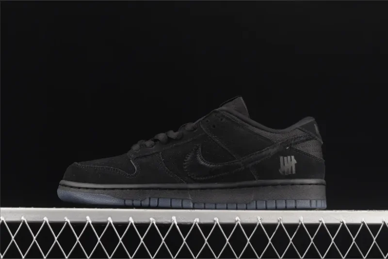 Nike Dunk Low UNDEFEATED