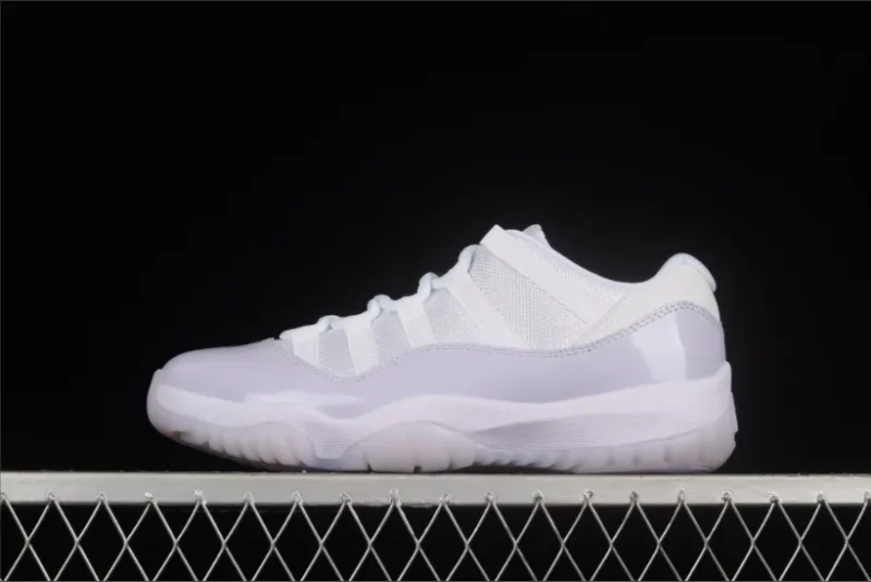 Jordan 11 Retro Low en violeta puro
