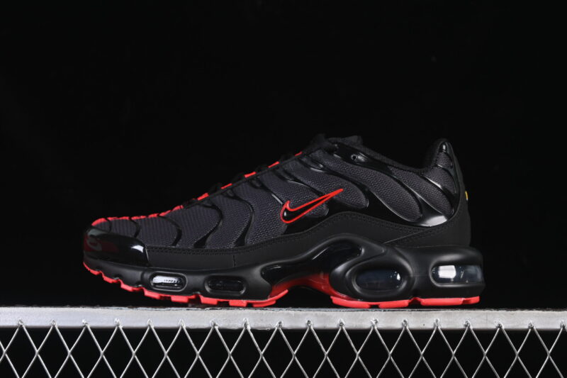 NIKE TN BLACK RED