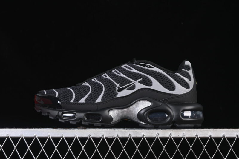 NIKE TN BLACK REFLECTIVE SILVER