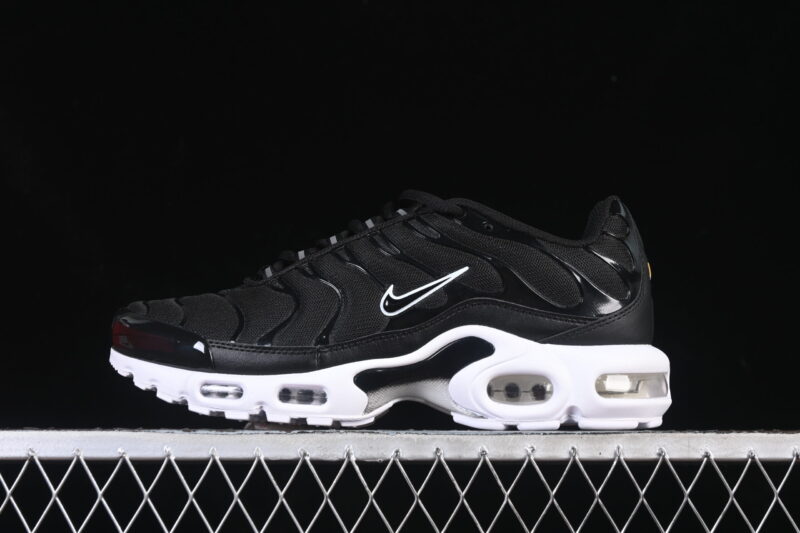 NIKE TN BLACK WHITE
