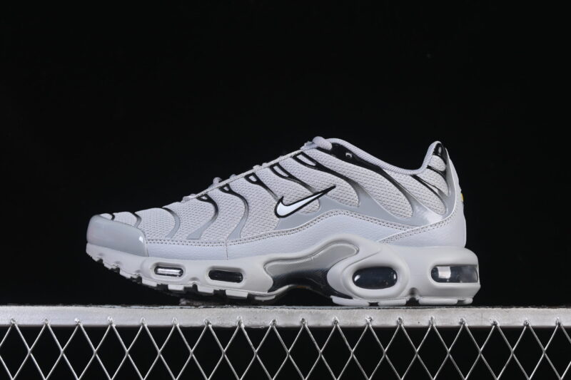 NIKE TN WHITE BLACK